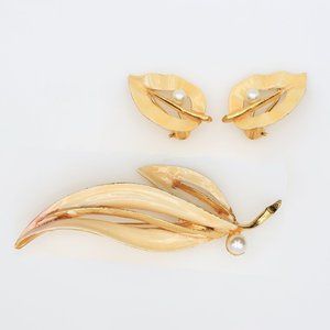 Vintage‎ BSK Enamel and Faux Pearl Leaf Brooch and Clip-On Earrings Set 1950s